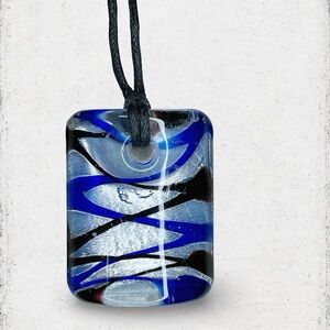 5185u. Blue and Black Glass Pendant Necklace